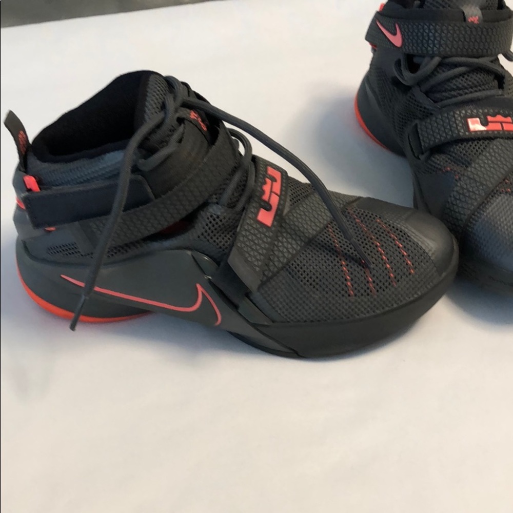 Sneakers - Picture 2 of 9